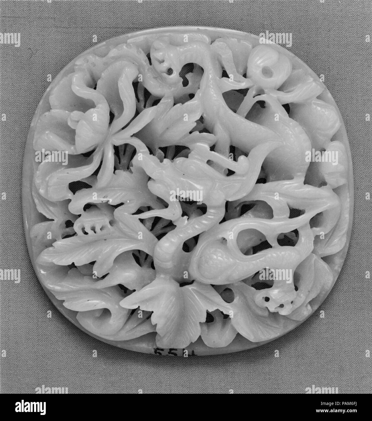 Plaque de ceinture. Culture : la Chine. Dimensions : H. 3 1/4 in. (8,3 cm). Date : 15ème-16ème siècle. Musée : Metropolitan Museum of Art, New York, USA. Banque D'Images