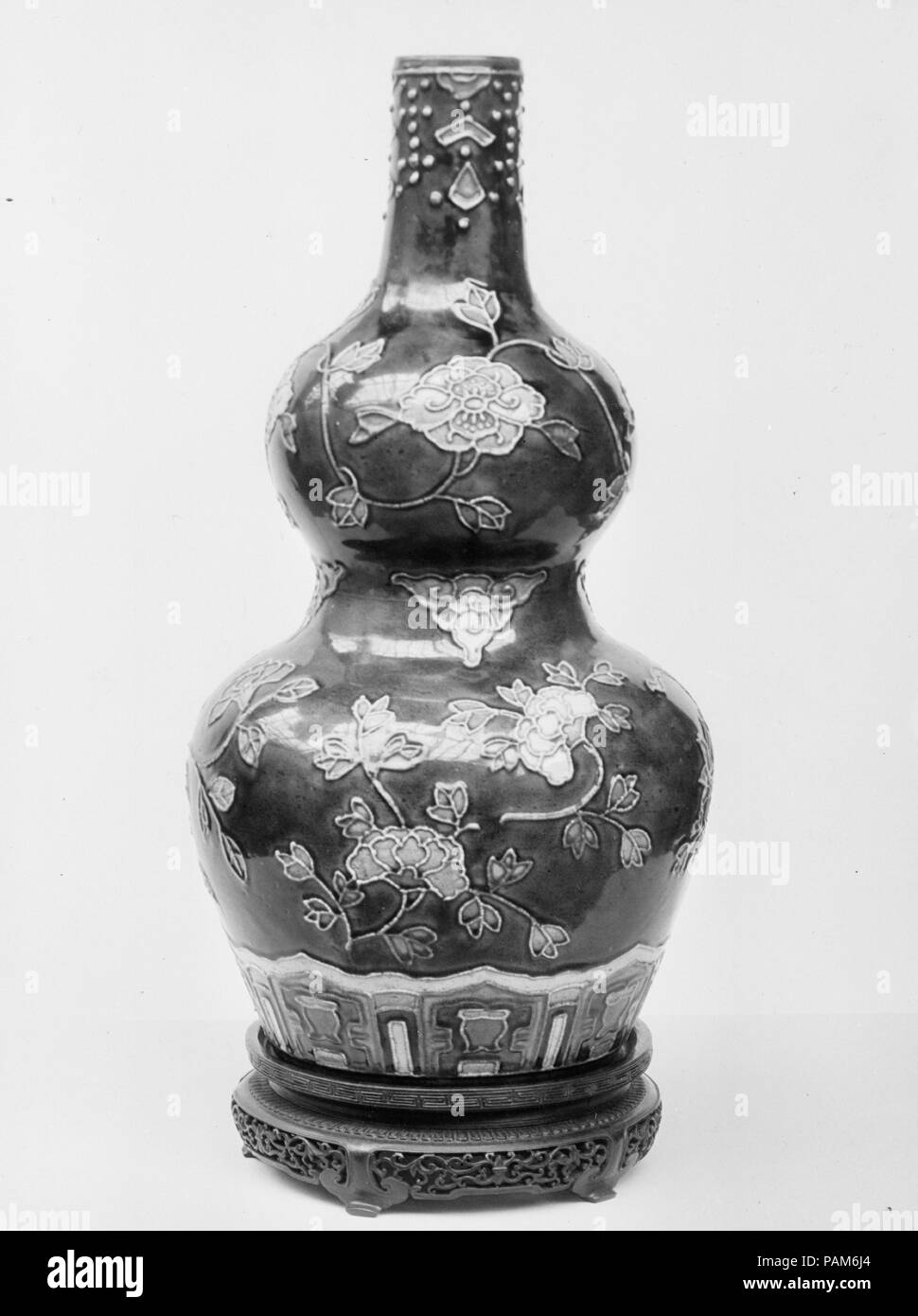 Vase. Culture : la Chine. Dimensions : H. 19 1/8 in. (48,6 cm). Musée : Metropolitan Museum of Art, New York, USA. Banque D'Images