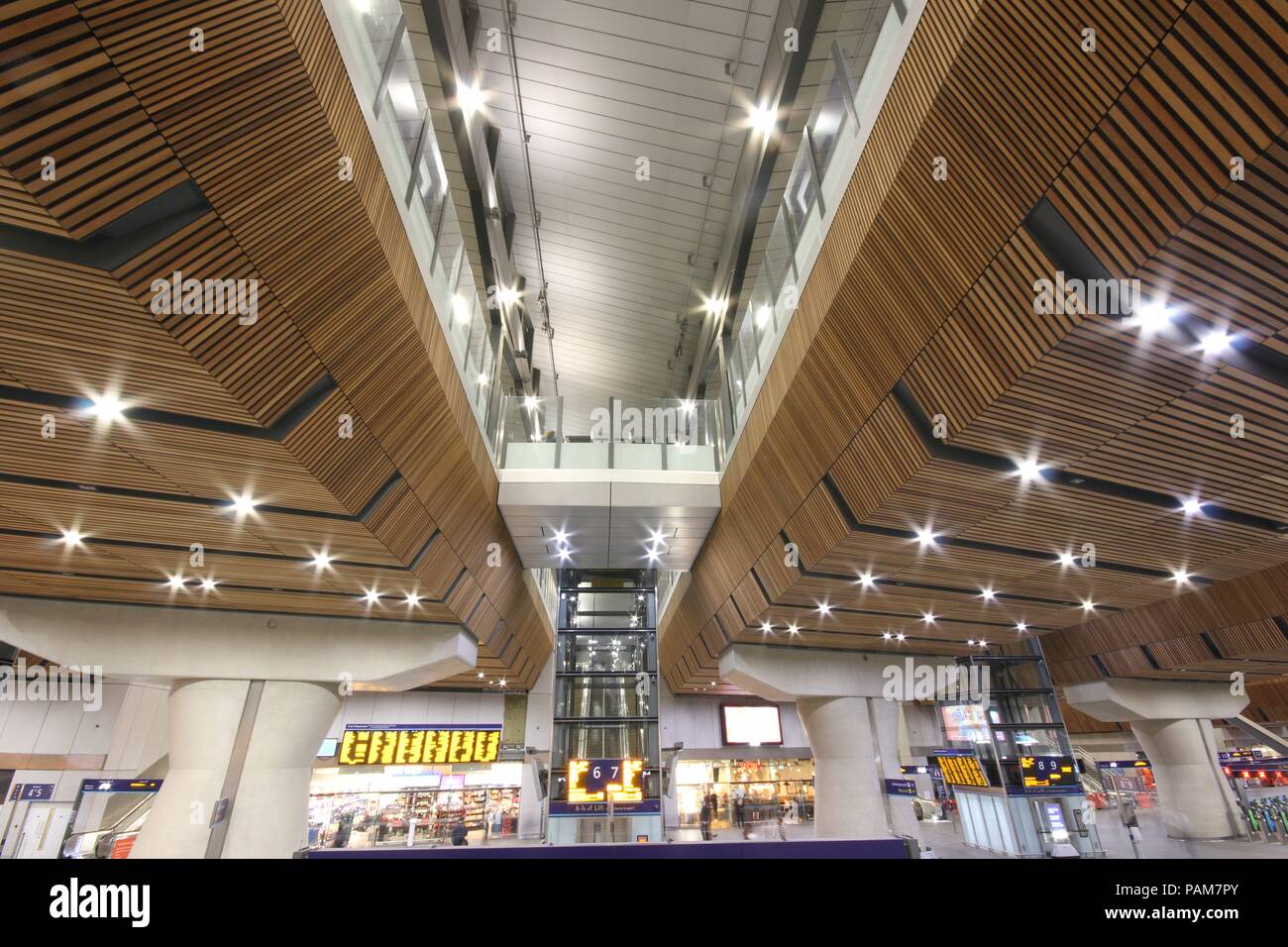 Nouveau hall étincelant avec des downlighters brillant dans la gare de pont de Londres par le réseau ferroviaire, Angleterre Royaume-Uni Banque D'Images Nouveau hall étincelant avec des downlighters brillant dans la gare de pont de Londres par le réseau ferroviaire, Angleterre Royaume-Uni Banque D'Images