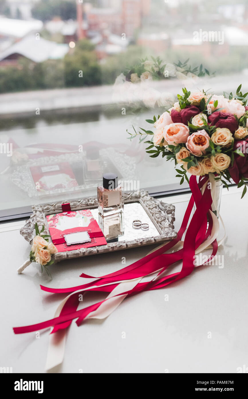 Décoration Mariage - Bouquet de roses, de pivoine et de rubans de soie,  bagues, parfum, cartes d'invitation, boutonnière sur silver tray Photo  Stock - Alamy