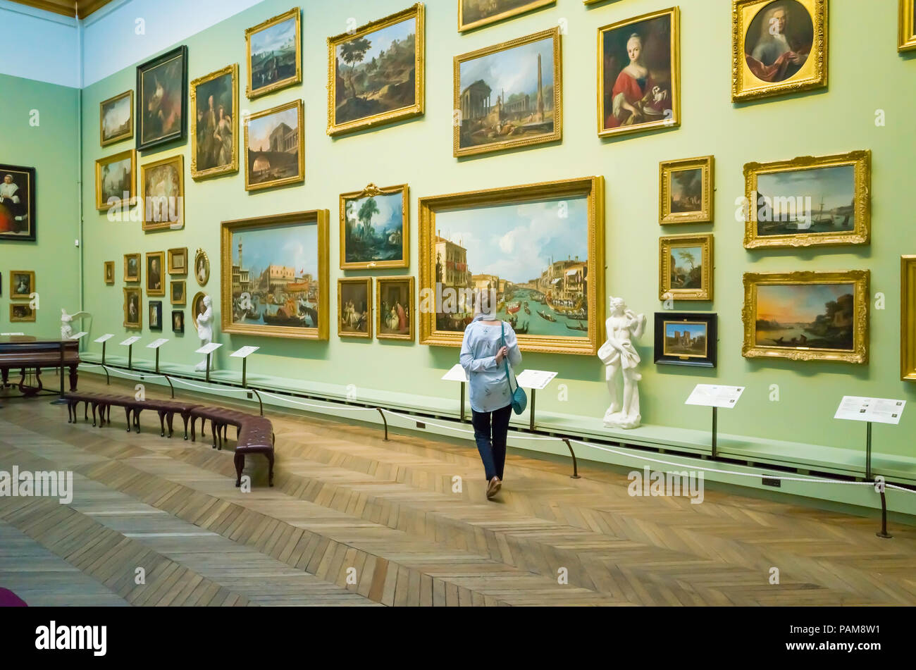 A l'affichage d'une peinture Canaletto dans la galerie d'art à l'Bowes Museum Barnard Castle Co.Durham Angleterre Banque D'Images