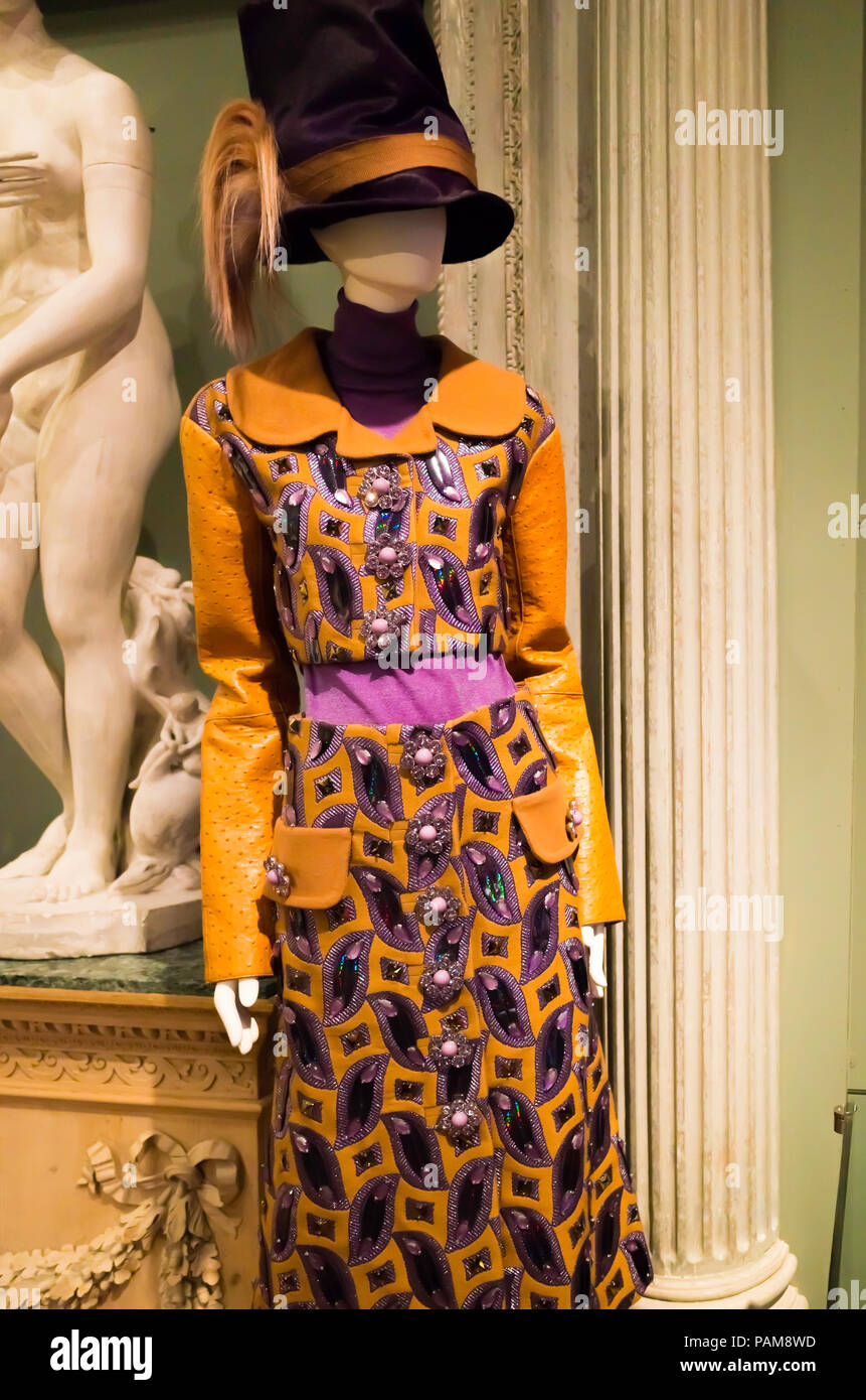 Affichage d'une robe brodée d'élaborer à partir de la collection Louis Vuitton automne hiver 2012 à la passerelle Exposition au musée Bowes 2018 Banque D'Images