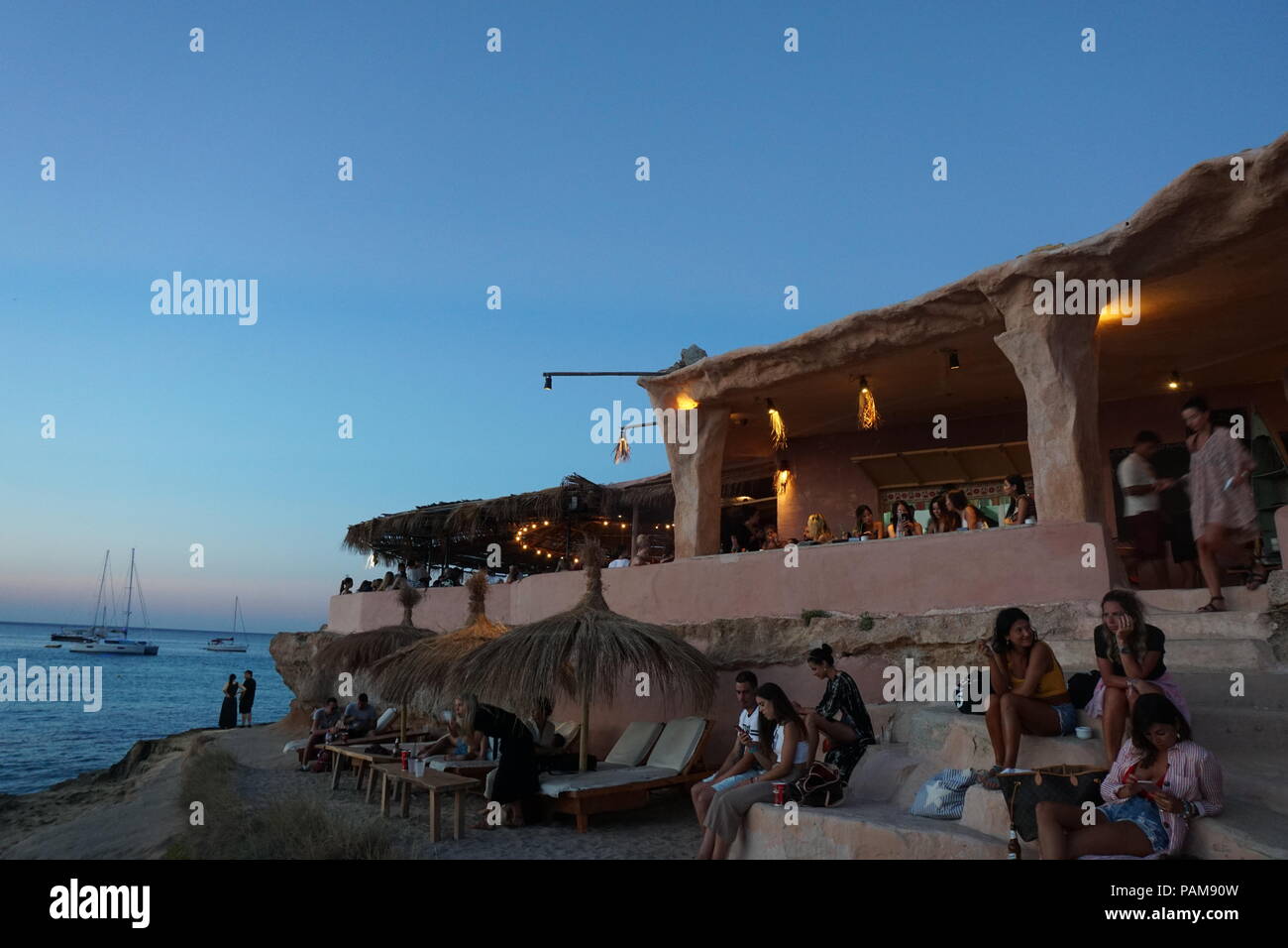 Coucher du soleil au coucher du soleil à Ibiza bar Ashram Cala Conta Photo  Stock - Alamy