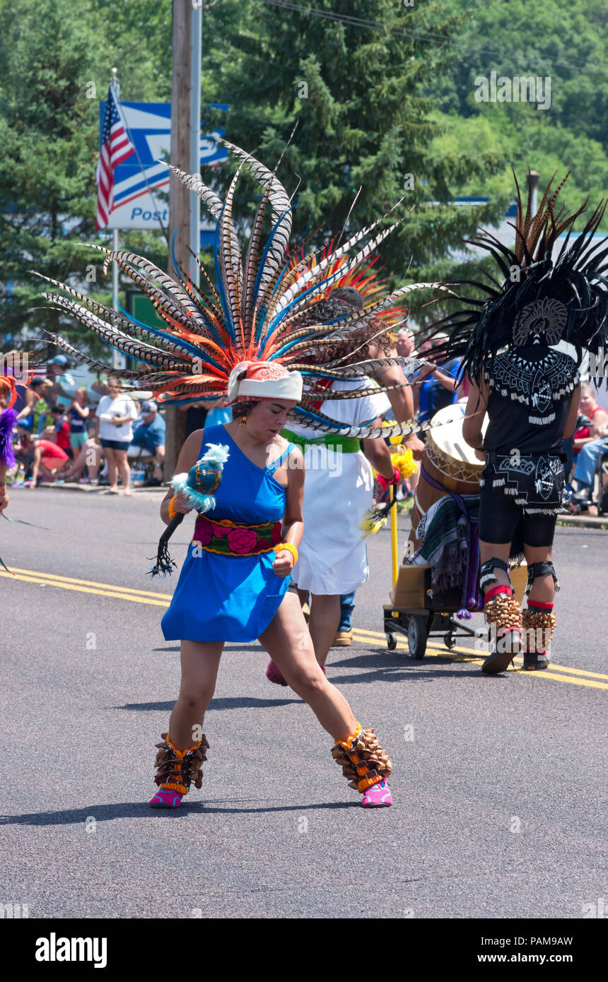 Mendota, MN/USA - Juillet 14, 2018 : Mexican dancer performing dans rue à Mendota annuel Jours Parade. Banque D'Images