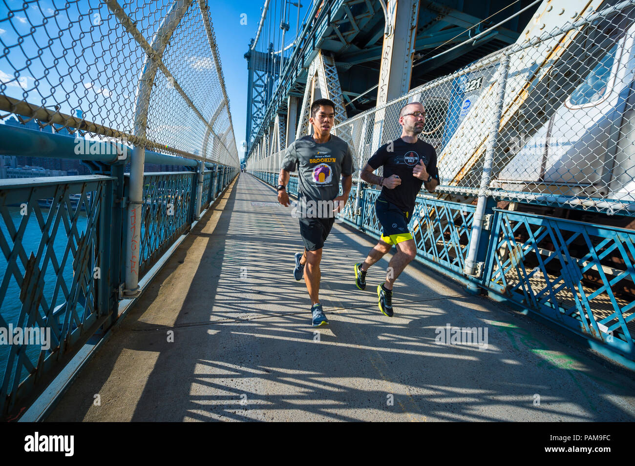 NEW YORK - circa 2017, août : joggeurs courir à travers le pont de Manhattan. Banque D'Images