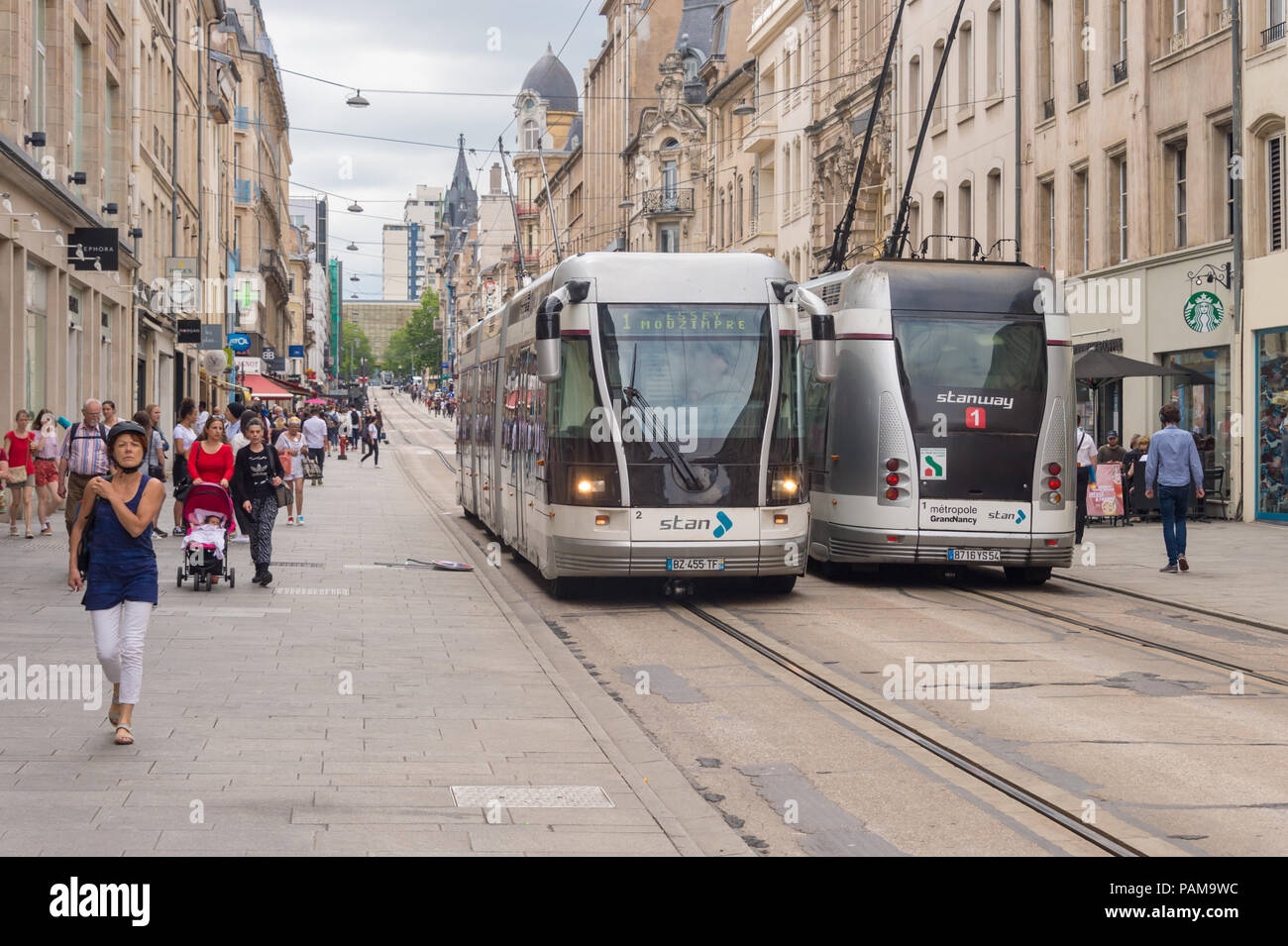 Nancy, France - 21 juin 2018 : Bombardier Transport en Commun Bus lumière guidée Visite guidée sur la rue Saint-Georges. Banque D'Images