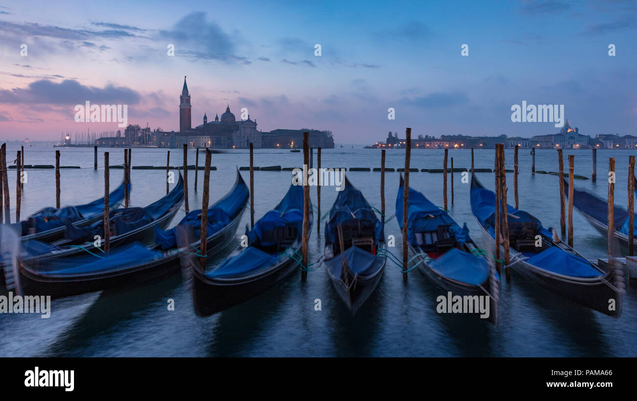 Avant l'aube, la lumière sur les gondoles et San Giorgio Maggiore, à Venise, Vénétie, Italie Banque D'Images