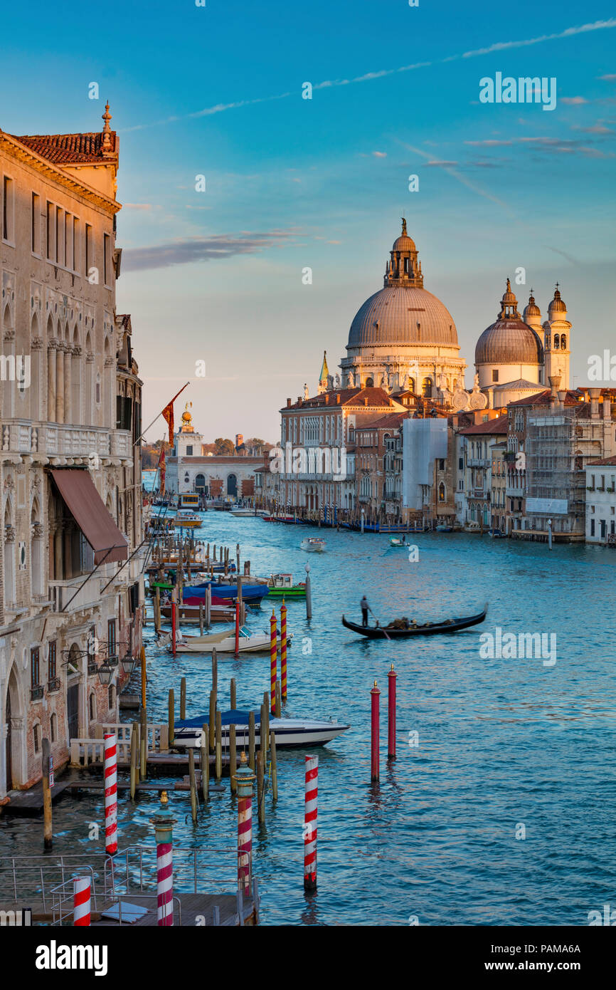 Dernière lumière sur les dômes de Santa Maria della Salute le long du Grand Canal, Venice, Veneto, Italie Banque D'Images