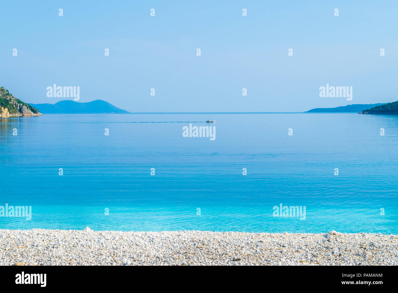 Les eaux cristallines de la mer turquoise d'une plage de galets. La plage de Poros en Grèce dans l'île Ionienne Leucade Banque D'Images