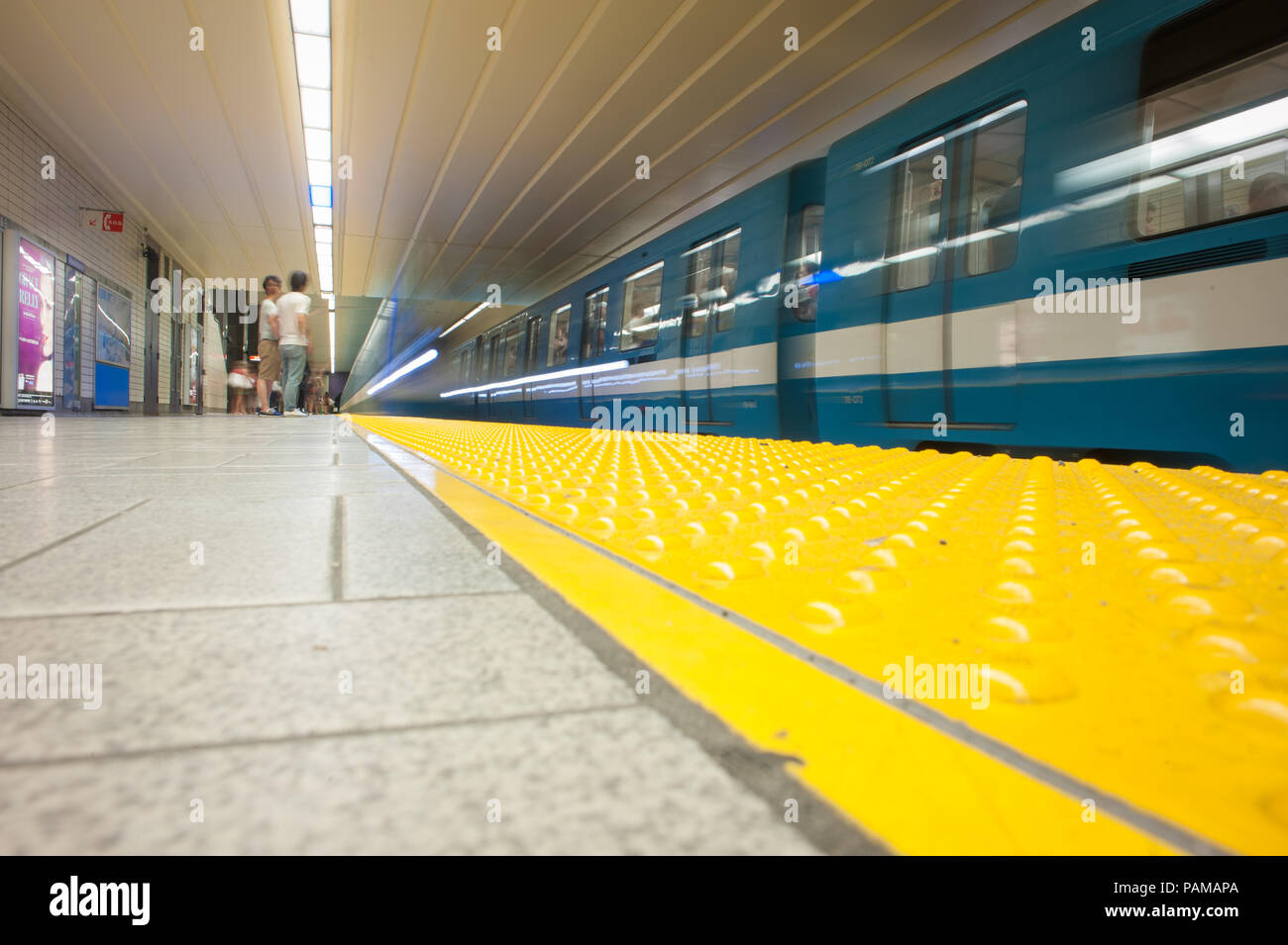 Une longue exposition image d'un train au départ de métro Berri-UQAM à Montréal, Québec. Banque D'Images
