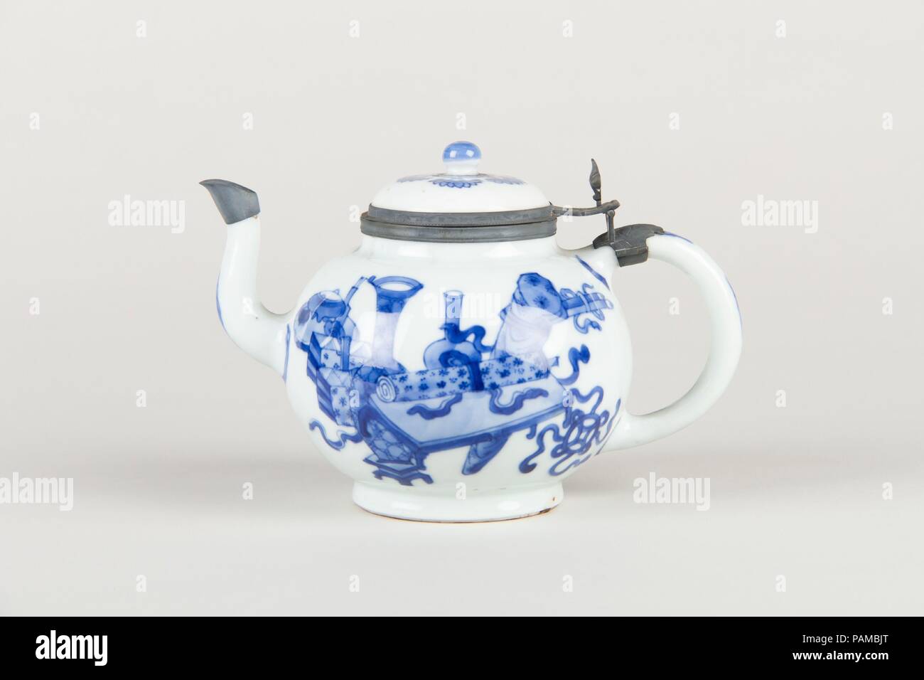 Théière. Culture : la Chine. Dimensions : H. 4 1/4 in. (10,8 cm) ; W. 6 1/2 in. (16,5 cm). Date : fin 17ème-début du 18e siècle. Musée : Metropolitan Museum of Art, New York, USA. Banque D'Images