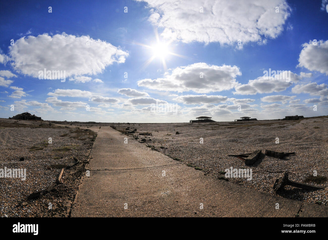 Orford Ness Suffolk, UK. 14 octobre, 2011. L'Atomic Weapons Research Establishment (AWRE) à Orford Ness dans le Suffolk, Angleterre. Il a été utilisé pour tester l'ordonnance de la PREMIÈRE GUERRE MONDIALE jusqu'à la guerre froide. La pagode ont été conçus pour tester la première bombe atomique, le beau Danube bleu. Les bâtiments ont des toits en béton qui ont été recouvert de sable et de pierres qui ont été conçu pour s'effondrer si une explosion a eu lieu, couvrant les principaux blast. À aucun moment, une tête nucléaire utilisé pendant l'essai de l'arme atomique à cette facilité. Prise Pic 14/10/2011. Crédit : Michael Scott/Alamy Live News Banque D'Images