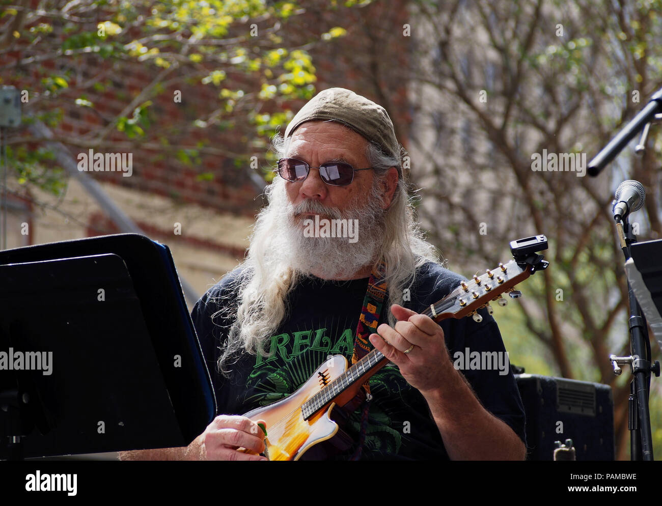 Un musicien barbu joue de la guitare dans l'un des spectacles gratuits présentés à l'Assemblée St.Patrick's Day Festival Bloc de Corpus Christi, Texas USA. Banque D'Images