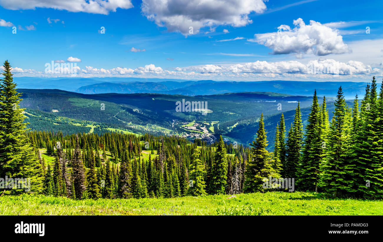 Vue sur le village alpin de Sun Peaks, à partir d'un sentier de randonnée sur la montagne Tod dans les hautes terres de Shuswap beautiful British Columbia, Canada Banque D'Images