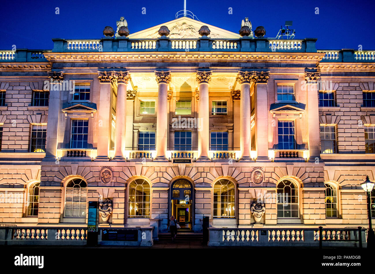 Somerset House avec de l'eau disposent de nuit London UK Banque D'Images