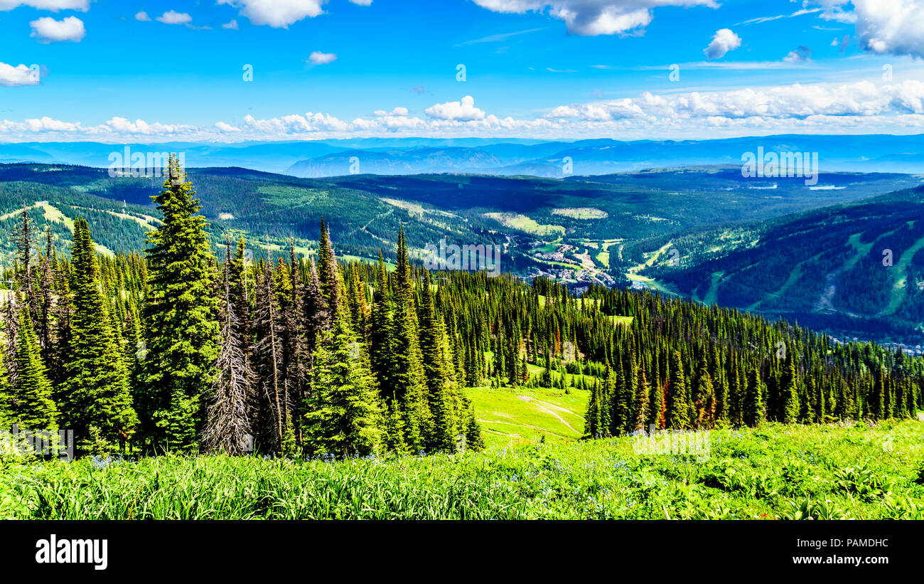 Vue sur le village alpin de Sun Peaks, à partir d'un sentier de randonnée sur la montagne Tod dans les hautes terres de Shuswap beautiful British Columbia, Canada Banque D'Images