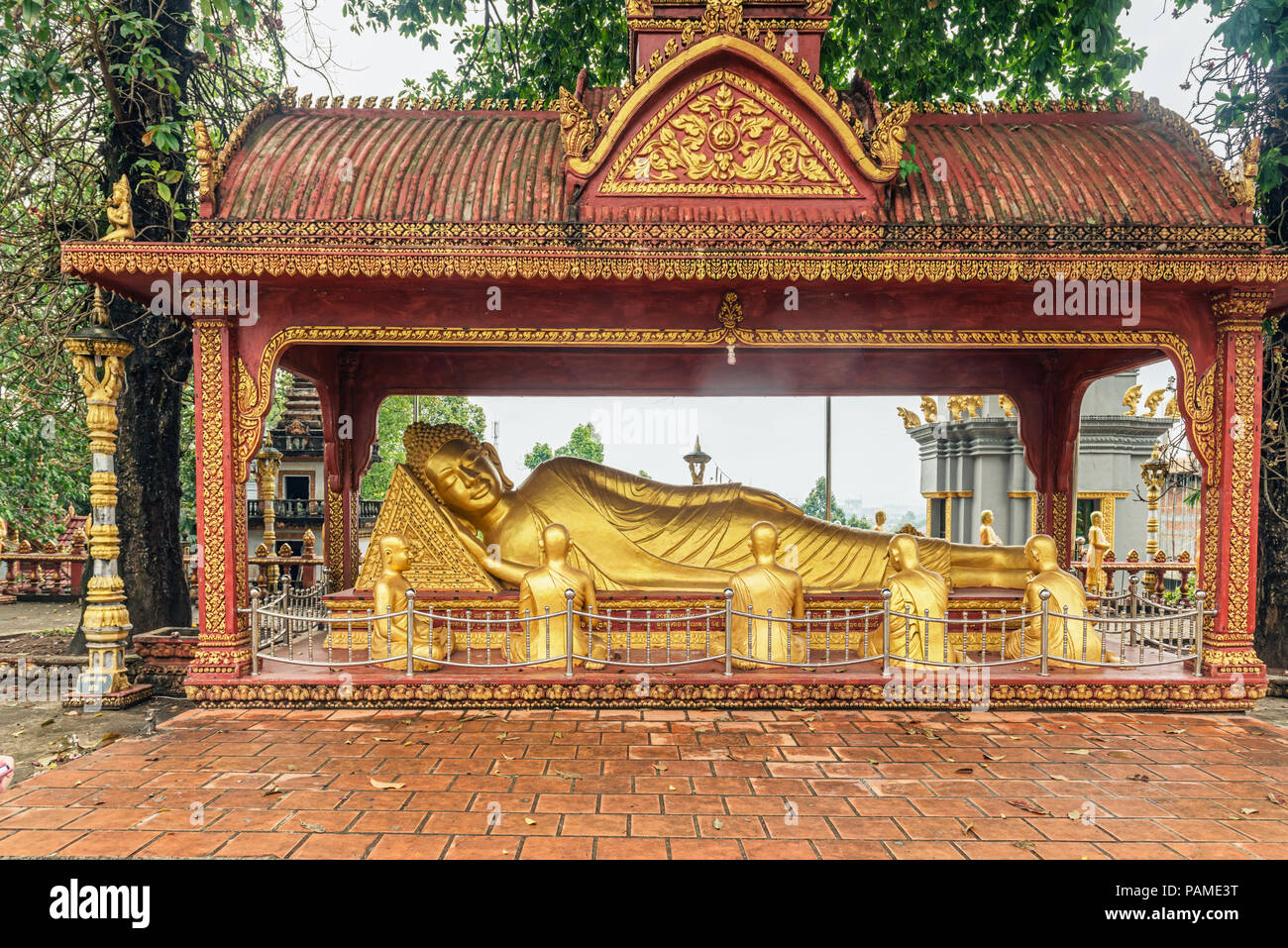 Le grand Bouddha couché, couché au temple bouddhiste Wat IntNhean appelé Wat Krom à Sihanoukville, également connu sous le nom de Kompong Som, au Cambodge. Banque D'Images