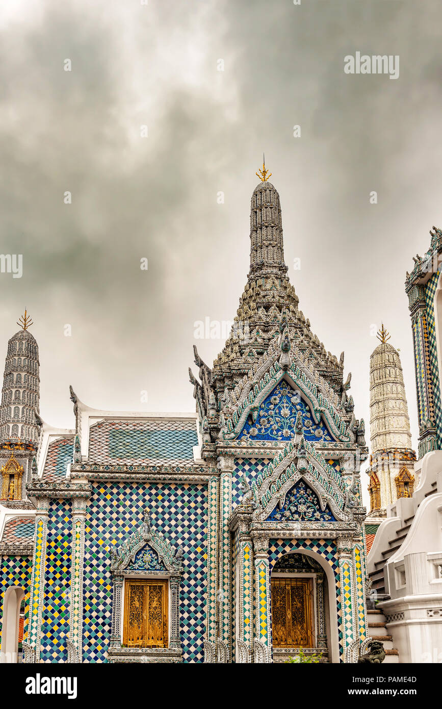 Belle vue extérieure de Wat Phra Kaew, temple du Bouddha Émeraude à Bangkok, Thaïlande. Banque D'Images