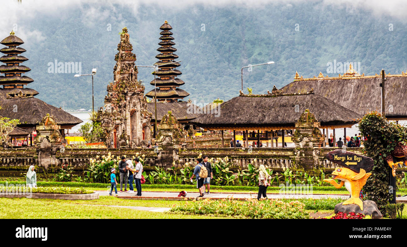 Bali, Indonésie - Jan 2, 2018 : les touristes visitant Pura Ulun Danu Beratan, ou Pura Bratan. C'est temple de l'eau Shaivite sur Bali, Indonésie. Temple comple Banque D'Images