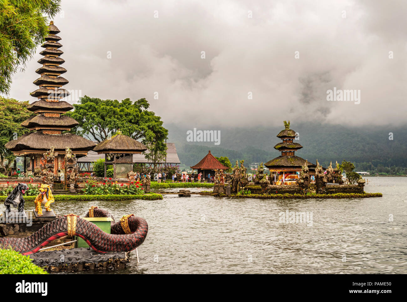 Bali, Indonésie - Jan 2, 2018 : les touristes visitant Pura Ulun Danu Beratan, ou Pura Bratan. C'est temple de l'eau Shaivite sur Bali, Indonésie. Temple comple Banque D'Images