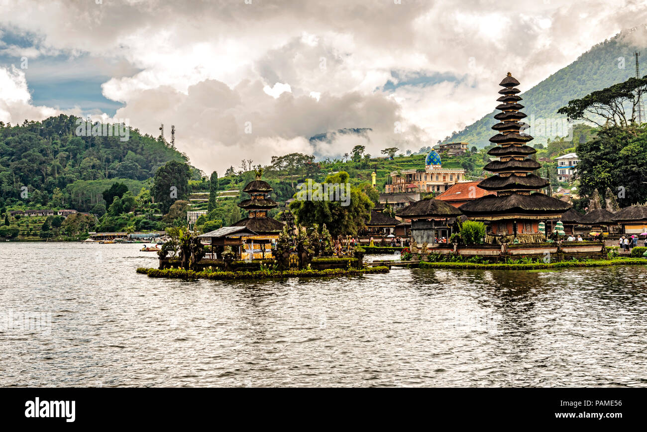 Bali, Indonésie - Jan 2, 2018 : les touristes visitant Pura Ulun Danu Beratan, ou Pura Bratan. C'est temple de l'eau Shaivite sur Bali, Indonésie. Temple comple Banque D'Images