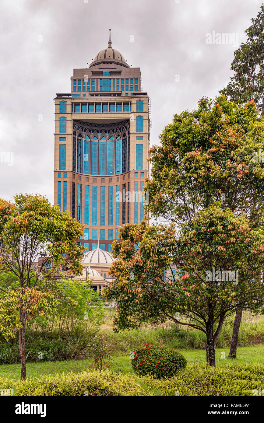 Kota Kinabalu, Malaisie - Dec 21, 2017 : vue sur le bâtiment du Centre administratif de l'État de Sabah Kota Kinabalu, dans le nord de Bornéo, en Malaisie. Banque D'Images