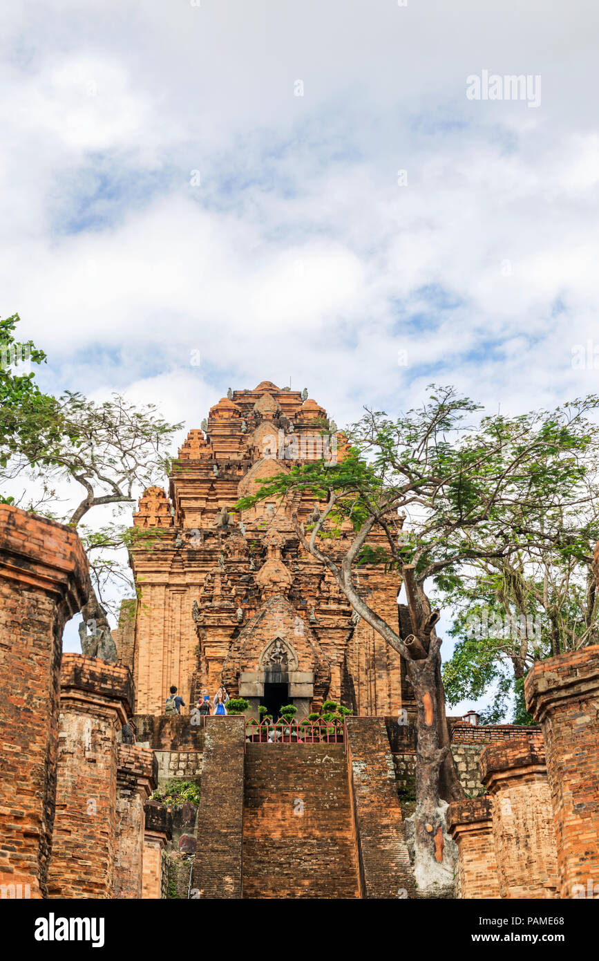 Nha Trang, Viêt Nam - Dec 23, 2017 : les touristes visitent le temple de Po Nagar Cham tours, Nha Trang, province de Khanh Hoa, Vietnam. Banque D'Images