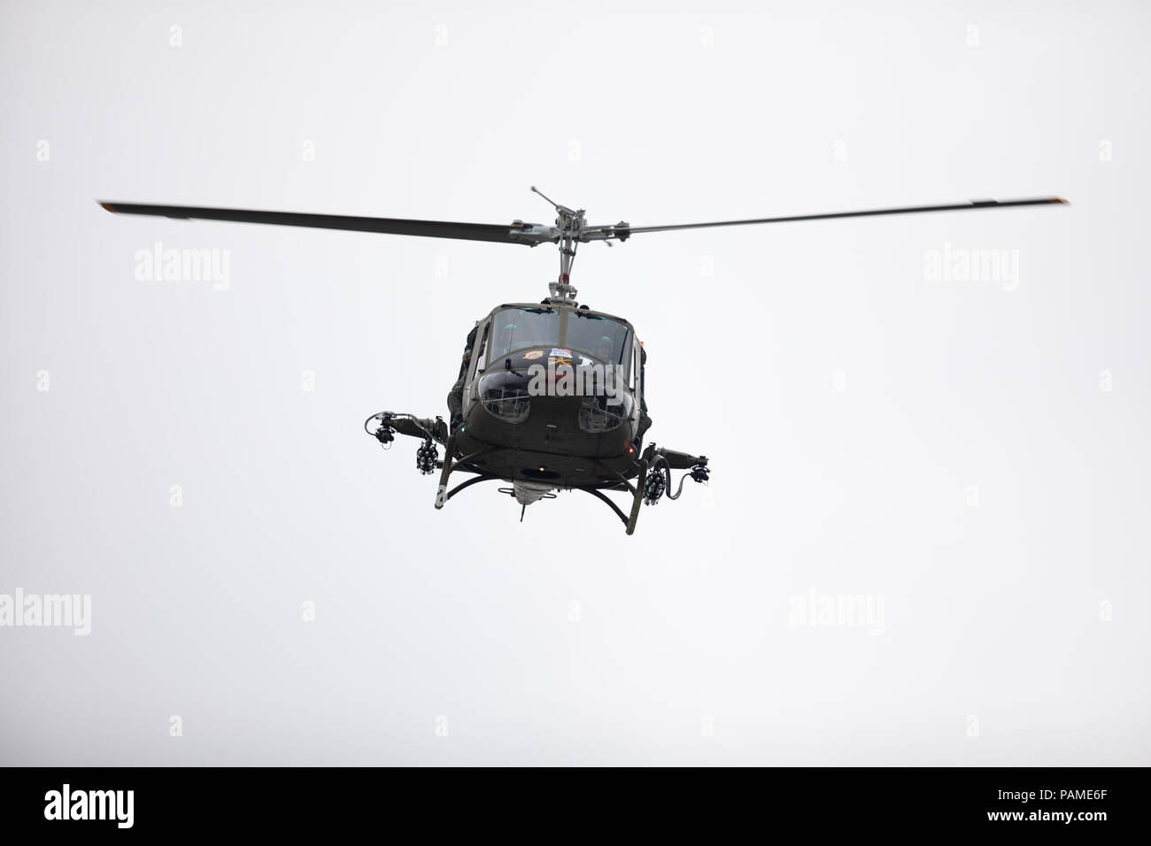 Le Pérou, l'Indiana, USA - 21 Juillet 2018 Un hélicoptère militaire fait une mouche par au cirque City Parade Festival Banque D'Images