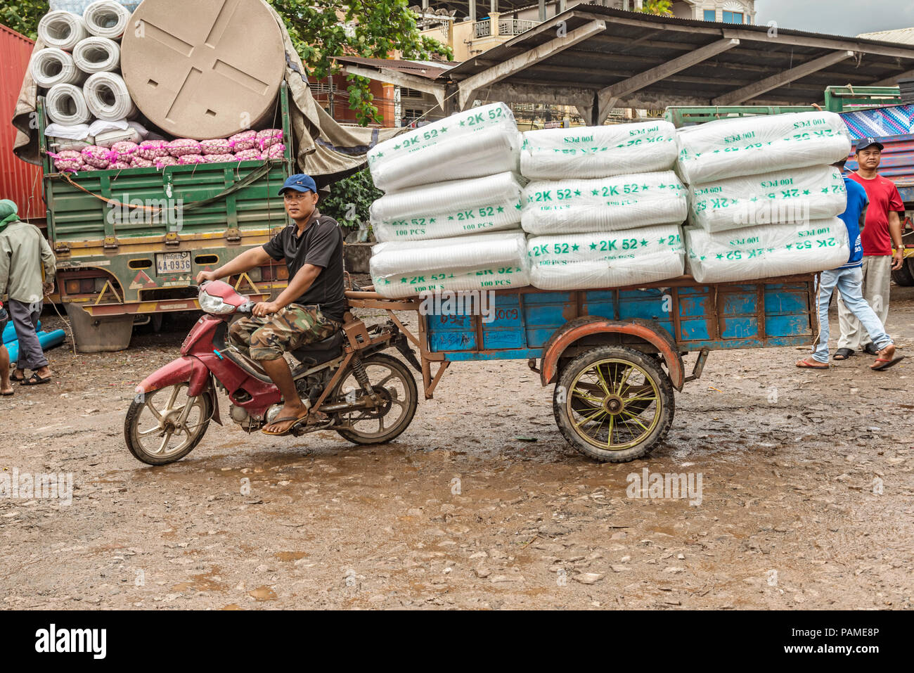 Sihanoukville, Cambodge - Dec 27, 2017 : le transport des marchandises à l'aide de sa moto avec le panier sur la marché de Sihanoukville aussi connu Banque D'Images