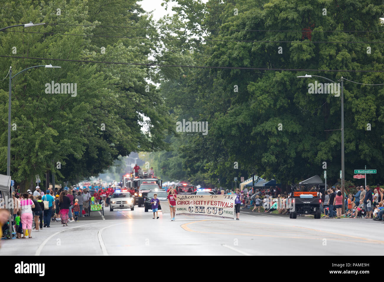 Le Pérou, l'Indiana, USA - 21 juillet 2018 Les enfants portent une bannière indiquant Bienvenue sur le Circus-City annuel du Festival Parade de cirque au Cirque Ville Fes Banque D'Images