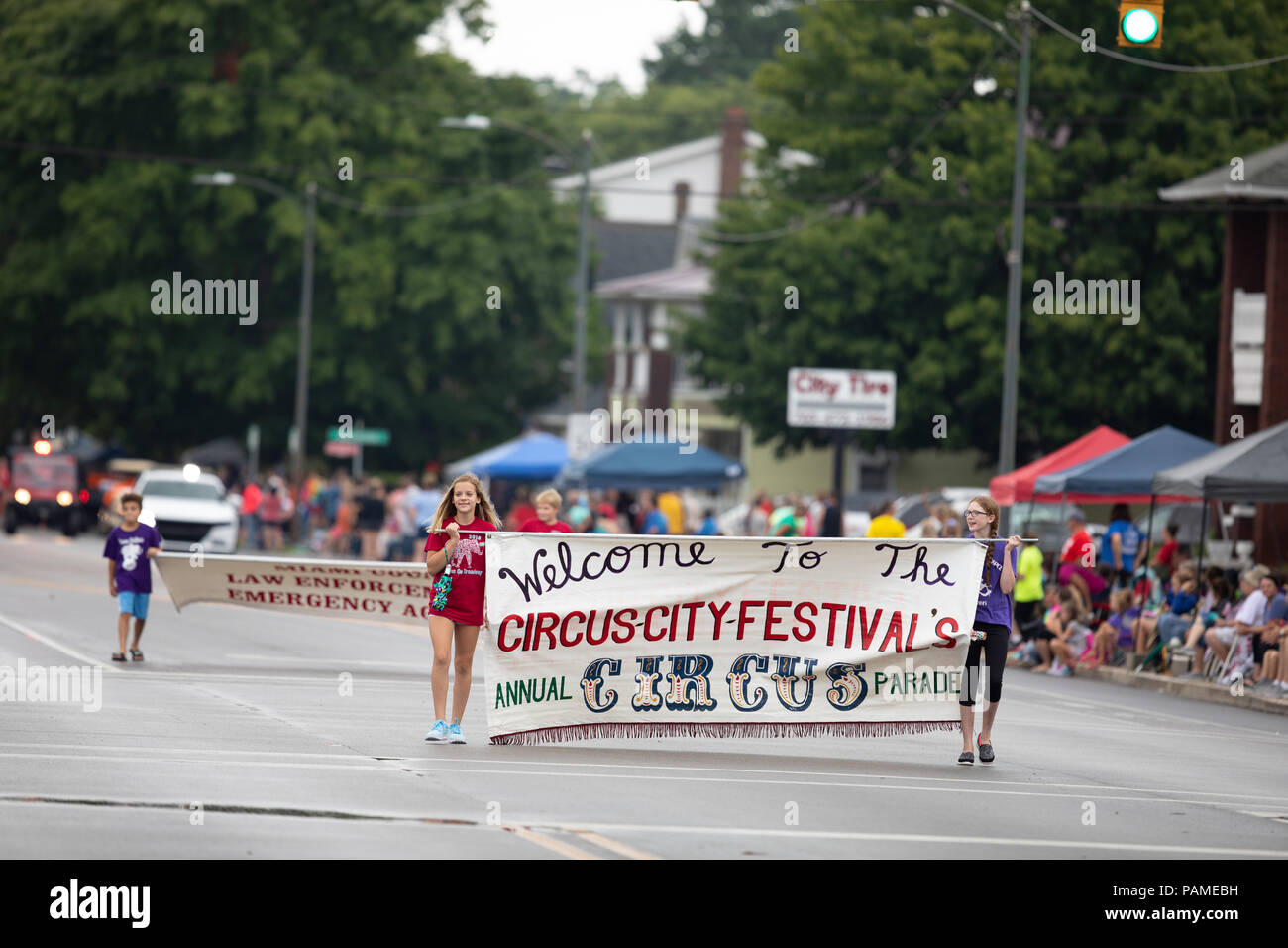 Le Pérou, l'Indiana, USA - 21 juillet 2018 Les enfants portent une bannière indiquant Bienvenue sur le Circus-City annuel du Festival Parade de cirque au Cirque Ville Fes Banque D'Images