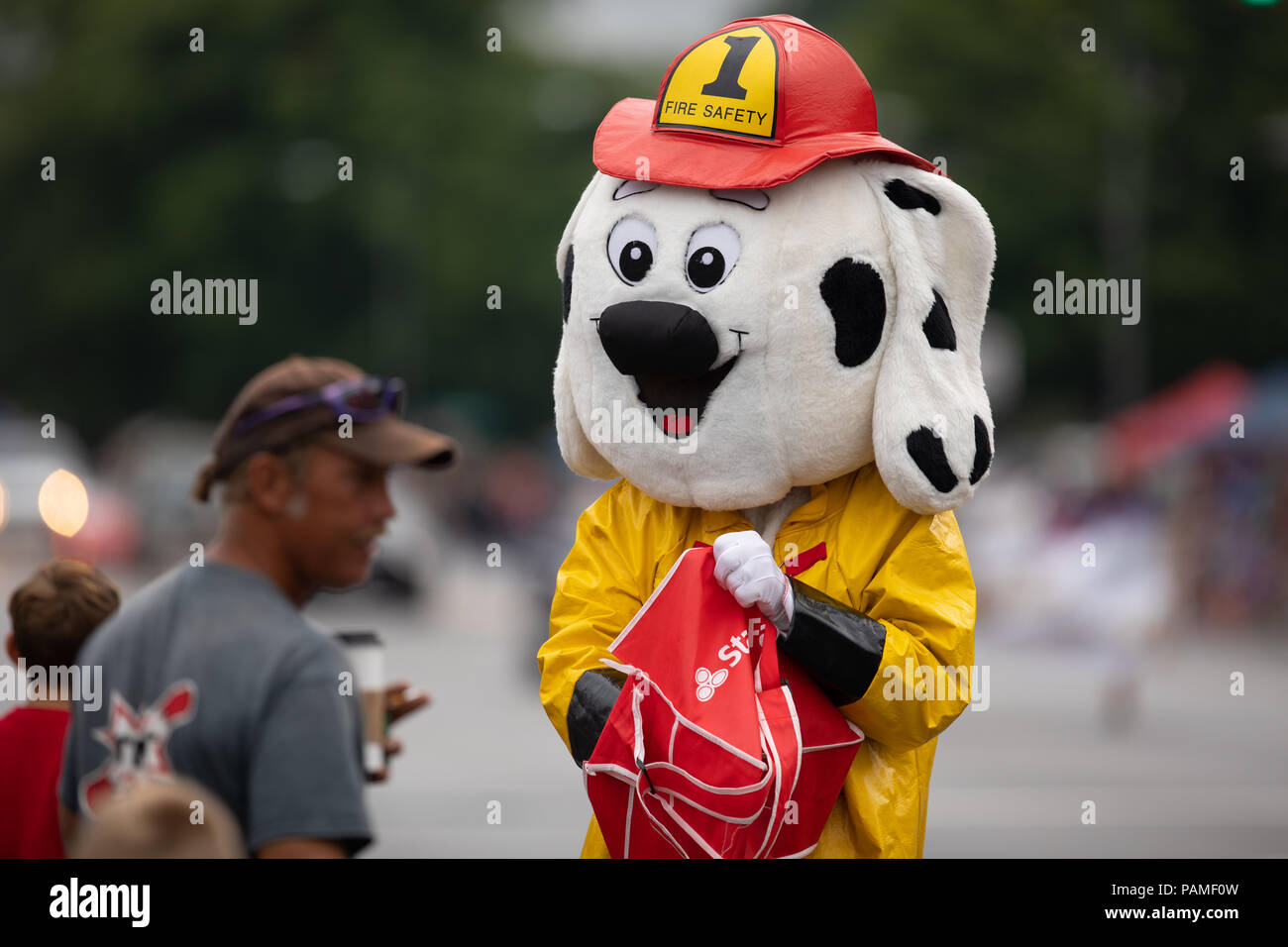 Le Pérou, l'Indiana, USA - 21 juillet 2018 l'homme s'habiller comme un chien portant une tenue de pompiers au Cirque City Parade Festival Banque D'Images