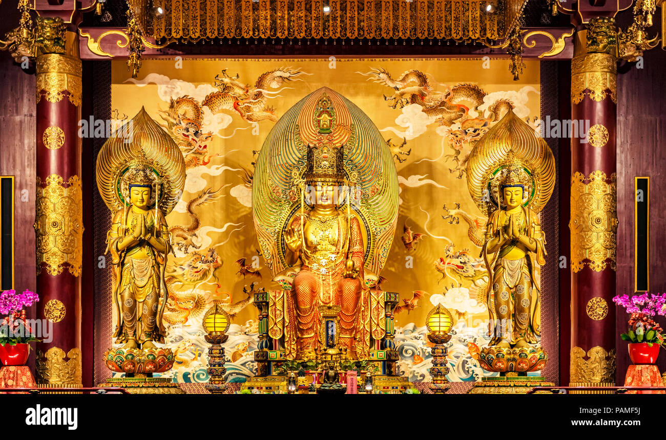 Statues at salle de prière dans le Buddha Tooth Relic Temple and Museum de Singapour. Banque D'Images