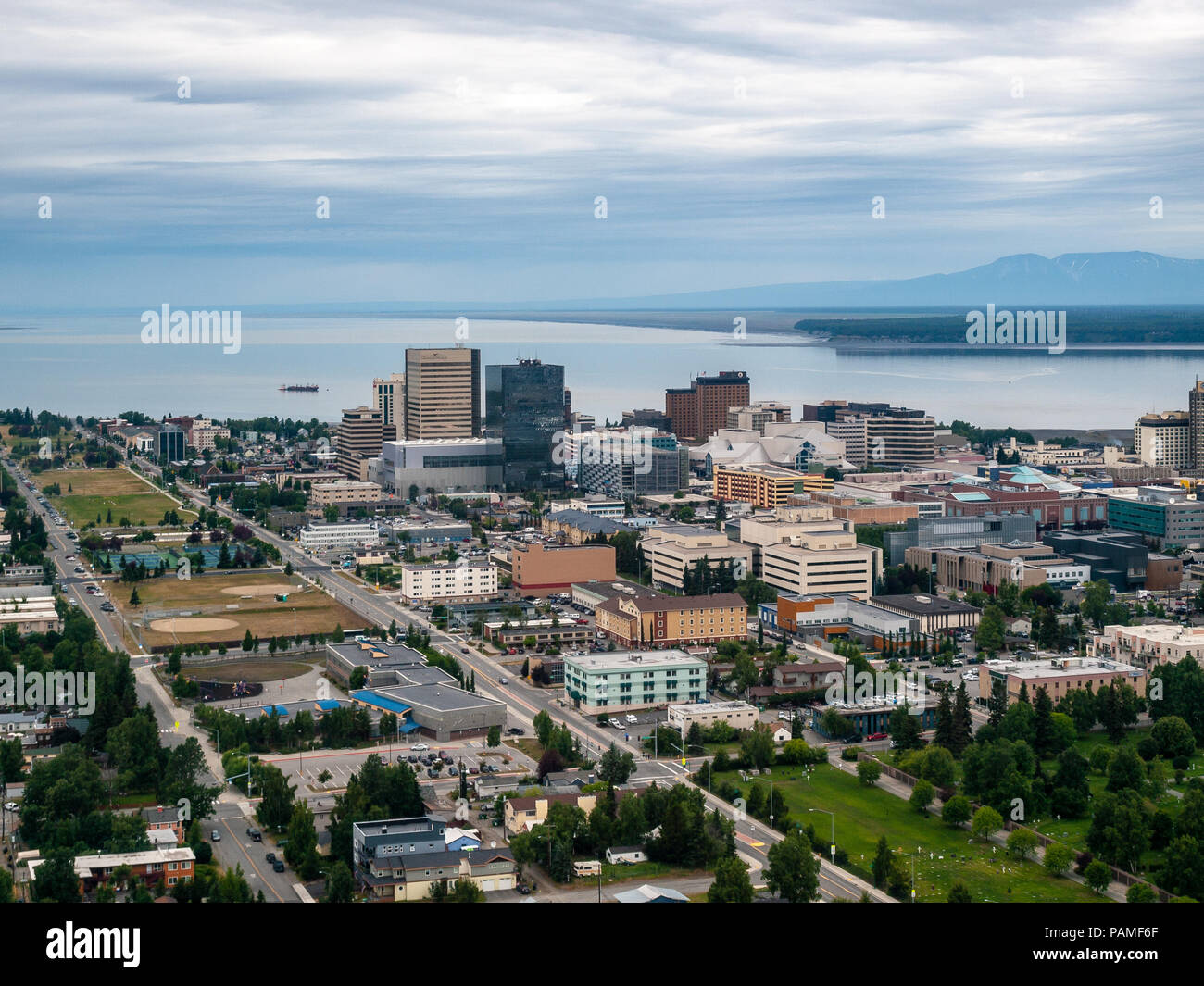 Vue aérienne du centre-ville d'Anchorage en Alaska (AK). Vue est vers le NW. Knik Arm et Cook ont certaines des plus hautes marées du monde. L'été Banque D'Images