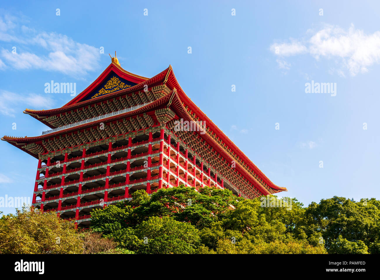 L'emblématique Grand Hotel ou Yuanshan Grand Hôtel situé à Yuan Hill à Taipei, Taiwan. L'accent principal sur cette photo est le toit de l'architecture chinoise. Banque D'Images