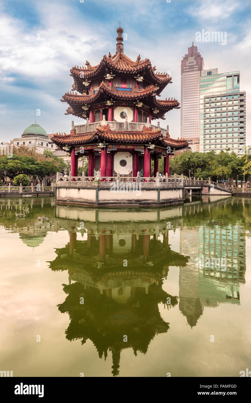 La pagode pavillon ou de l'architecture chinoise au 228 Parc de la paix à Taipei, Taiwan, Banque D'Images