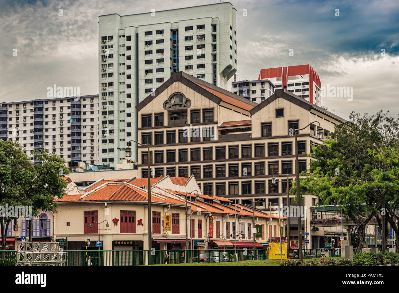 Janvier 10, 2018 Singapour : vieilles maisons coloniales au China town et immeubles à l'arrière-plan dans la ville de Singapour. Banque D'Images