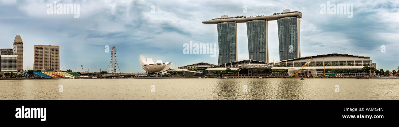 Jan 14, 2018 Singapour : Panorama de l'architecture des bâtiments comme Singapour Marina Bay Sands Hotel et conception de forme de fleurs de sciences de l'Art m Banque D'Images
