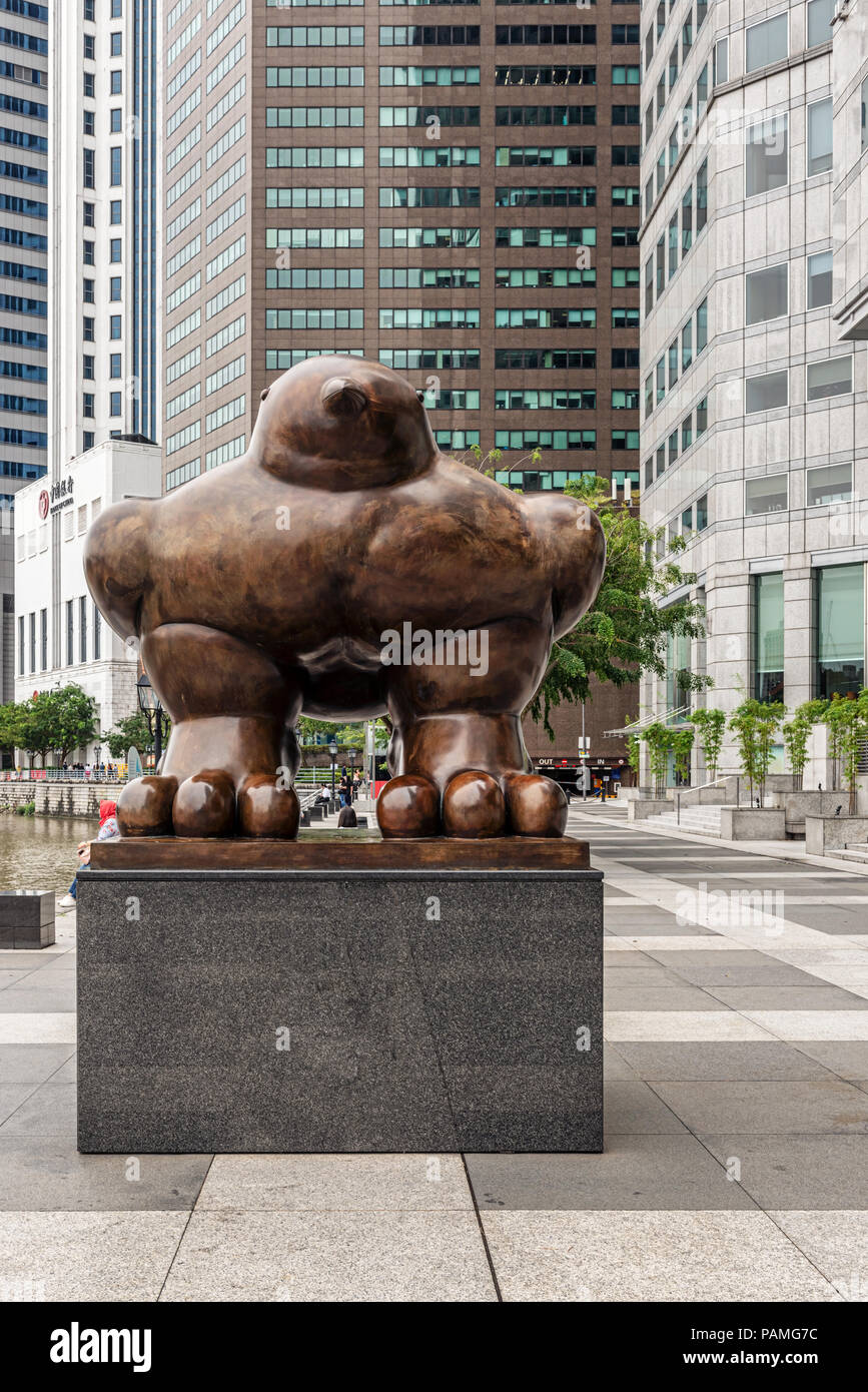 Singapour, Jan 14, 2018 : bronze sculpture d'oiseaux par Fernando Botero debout sur Boat Quay à l'avant de l'UOB Plaza Singapour Banque D'Images