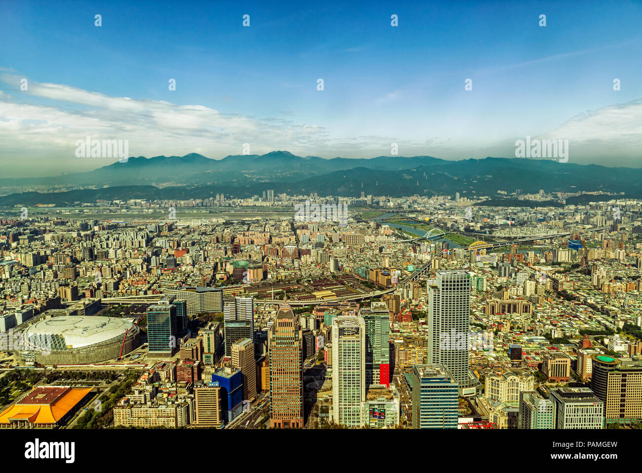 Taipei, Taiwan - Jan 16, 2018 : vue panoramique à la ville de Taipei à Taiwan comme vu à partir de la chambre 101 tour. Banque D'Images