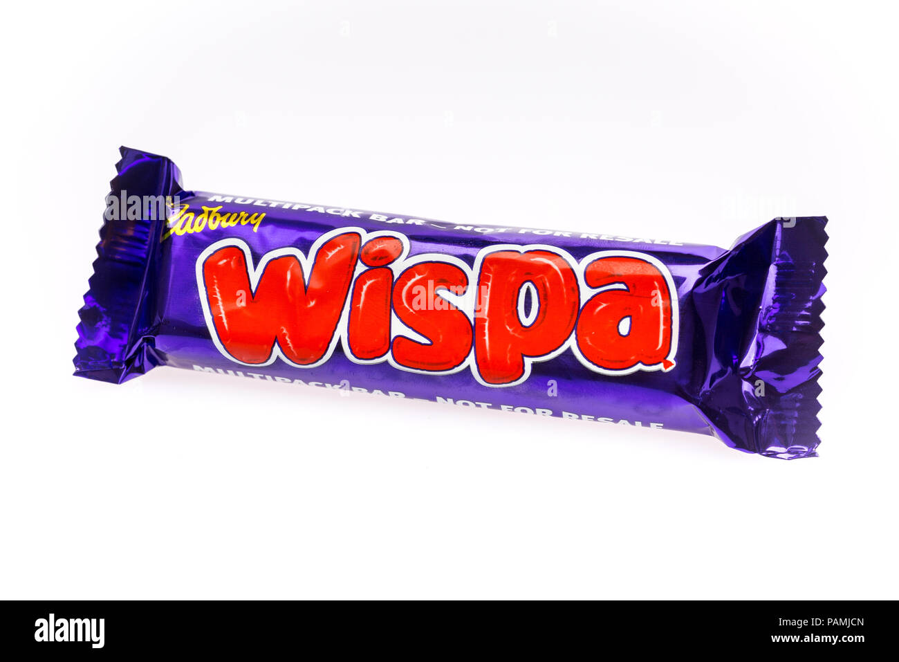 Barre de chocolat Cadbury Wispa sur fond blanc Banque D'Images