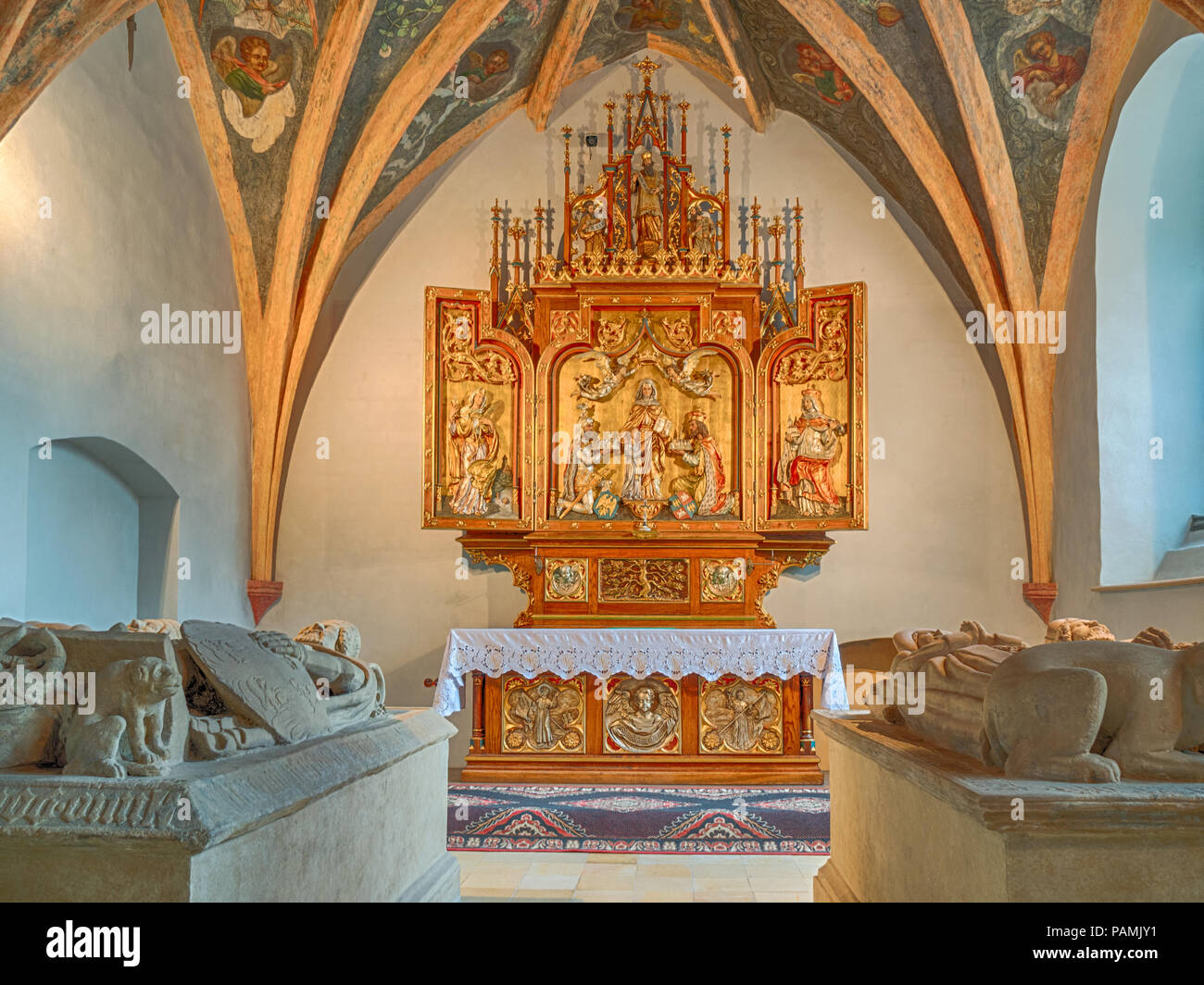 Intérieur de l'église franciscaine de la Sainte Trinité et l'Assomption de la Bienheureuse Vierge Marie à Opole, Pologne Banque D'Images