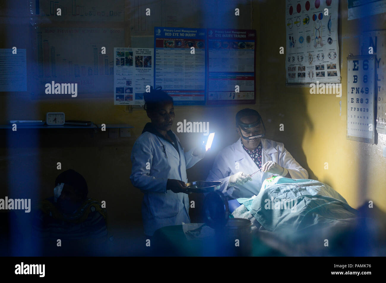 CENTRE de santé catholique ETHIOPIA Taza, opération oculaire avec torche pendant la coupure de courant Banque D'Images
