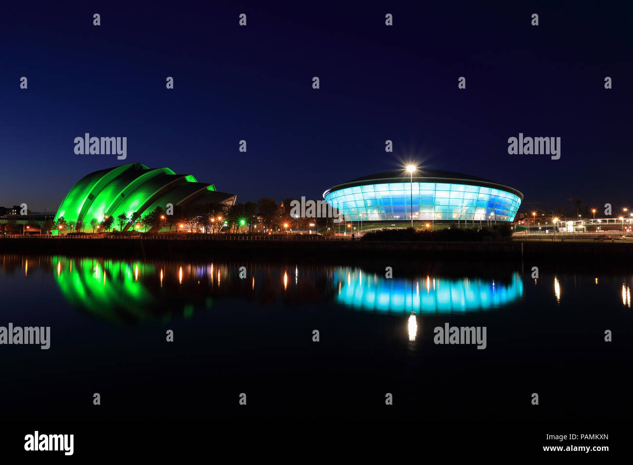 Glasgow et l'Armadillo Hydro dans la nuit Banque D'Images
