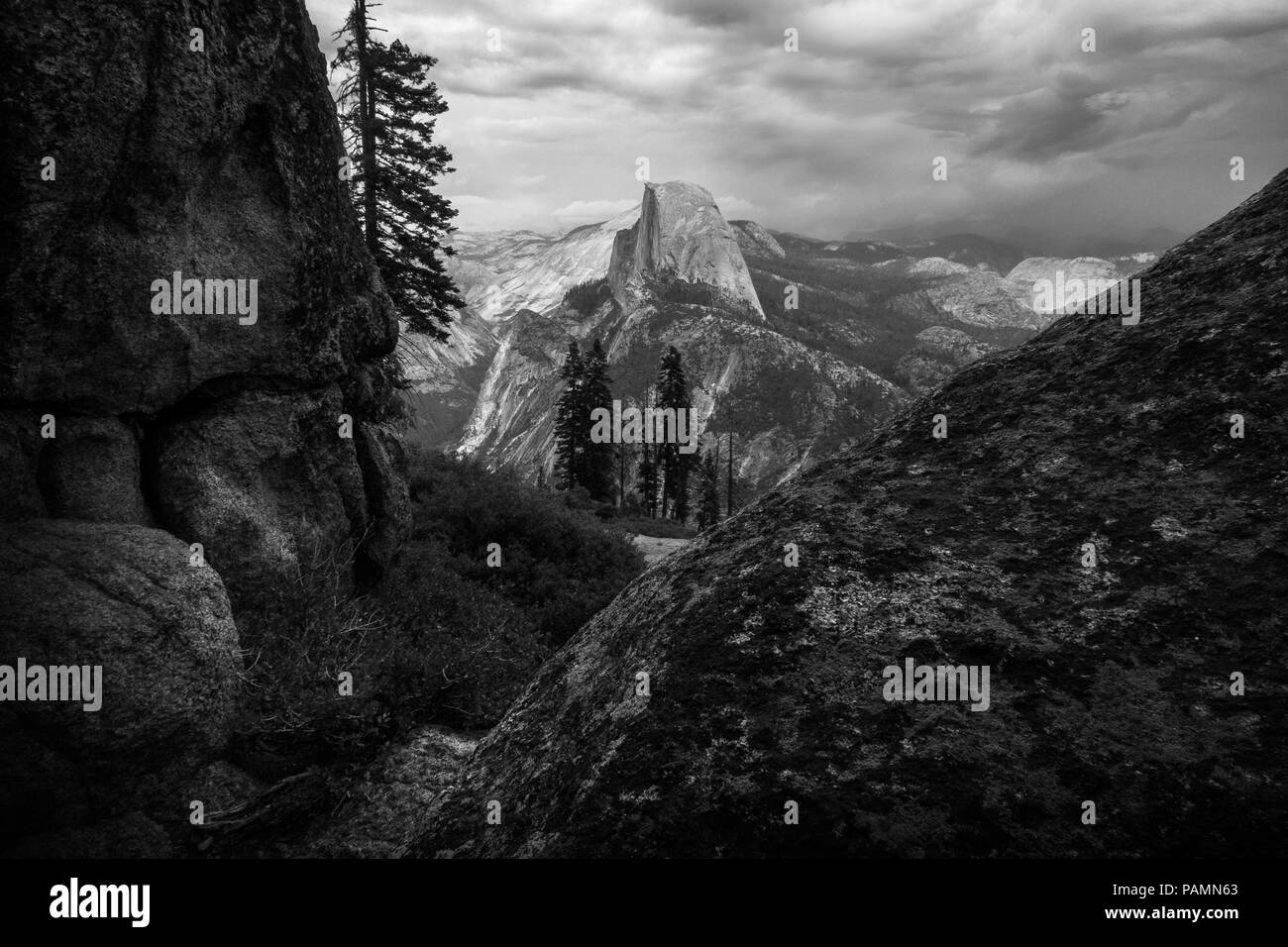 Les orages de plus de demi-dôme et Yosemite Valley - Noir et blanc prises de Glacier Point (Wawona Road) - Yosemite National Park Banque D'Images