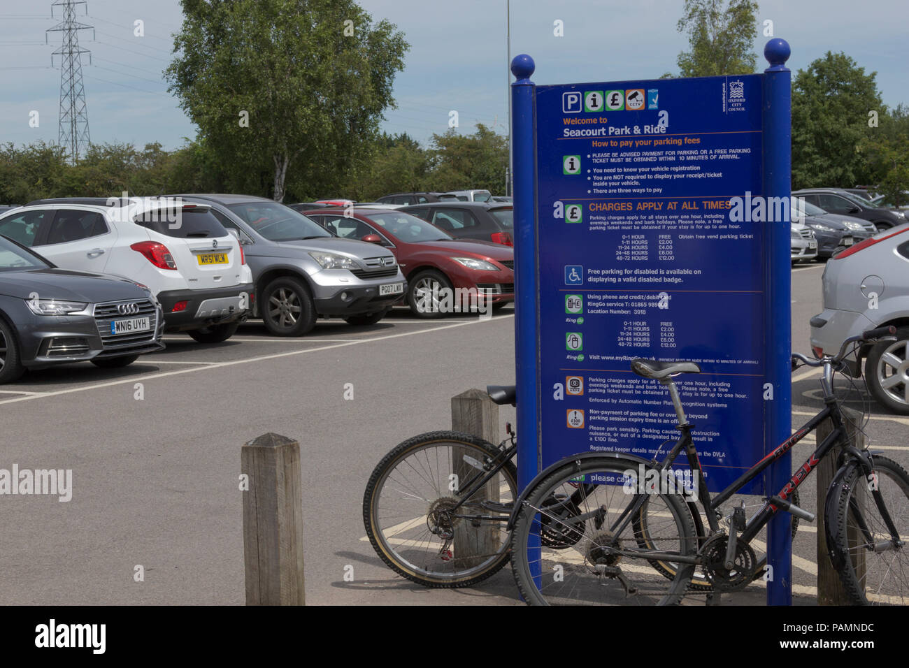 Oxford, Oxfordshire, UK. 23 juin 2018. Météo britannique. Les vélos garés sur le parking relais dans la pittoresque ville de Oxford. Banque D'Images