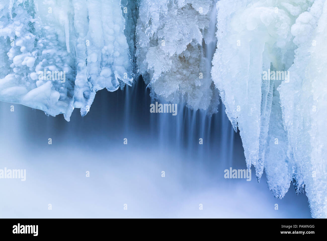 Près de la cascade de glace le matin. En Estonie. Banque D'Images