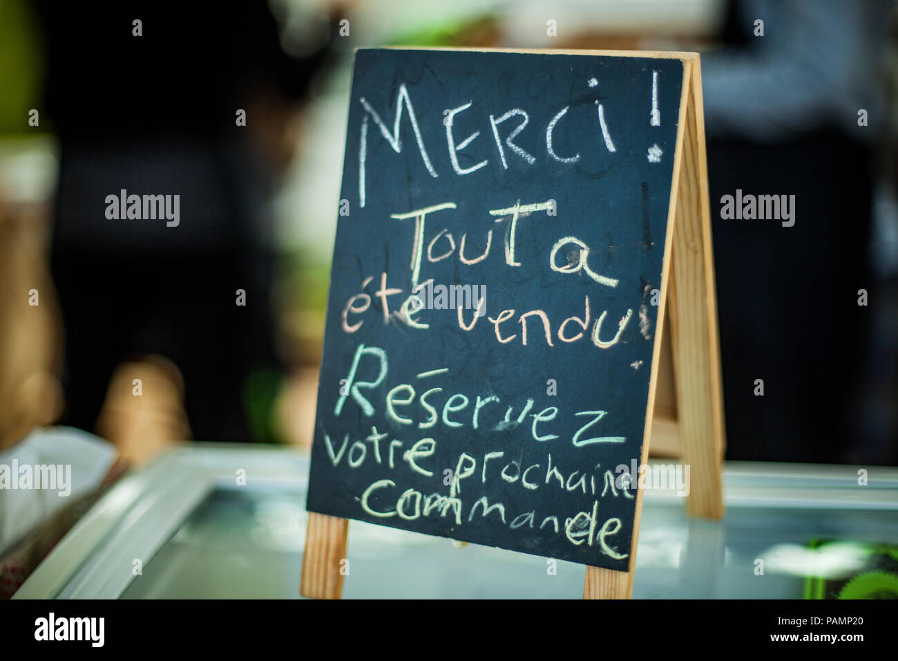 Panneau qui dit "Merci, tout a été vendu dans un marché d'agriculteurs français Banque D'Images