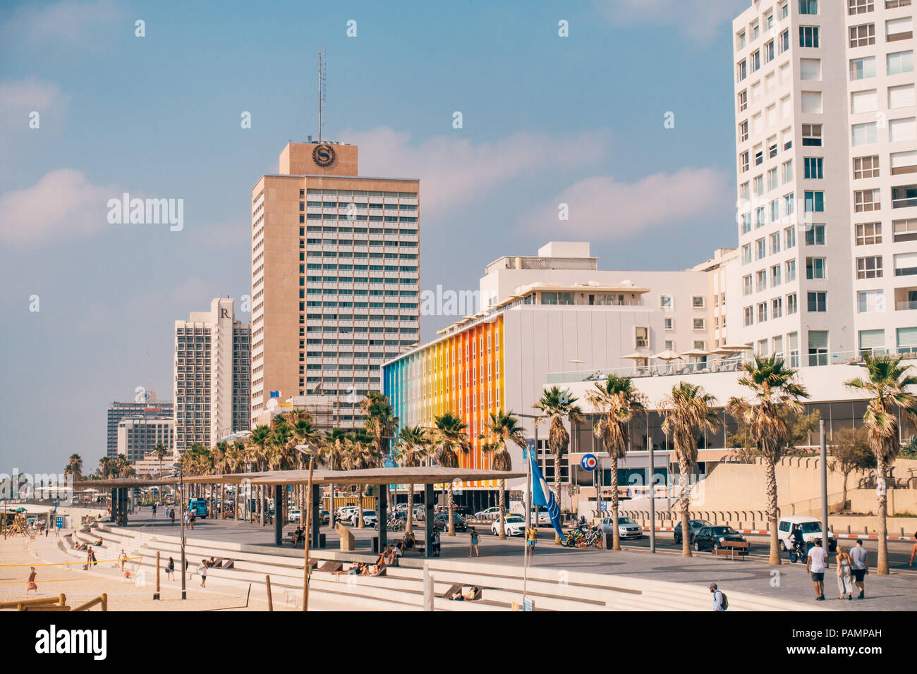 L'hôtel Dan, arc-en-ciel sur le front de mer de Tel Aviv, Israël Banque D'Images
