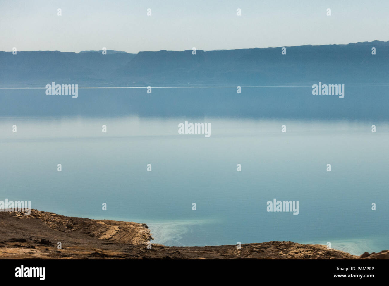 La mer Morte, vu de la côte dans le milieu de l'été Banque D'Images